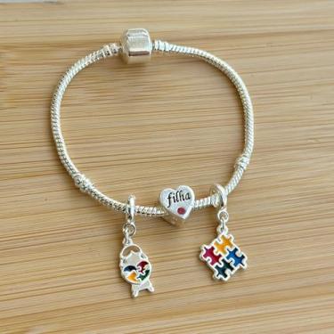 Imagem de Pulseira com 3 berloques filha autista + símbolo autismo + separador filha com pedra rosa - banhado a prata