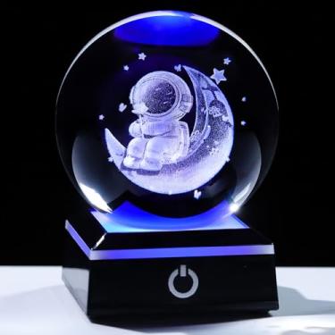Imagem de Enjinkail Bola de cristal 3D lua astronauta com rosa rimantic presentes para mulheres, homens, adultos, globo de neve, decoração de mesa espacial com base de LED, luz noturna, presentes de astronomia
