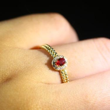 Imagem de 1 anel feminino estilo vintage, bronze aberto banhado a ouro com detalhes em zircão vermelho, adequado para festas