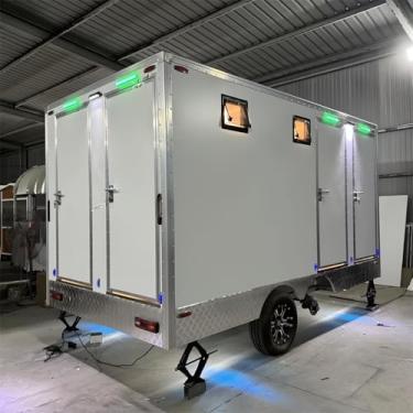 Imagem de Reboque de banheiro portátil de luxo ao ar livre Cabine de banheiro móvel com vasos sanitários e pia descarregáveis