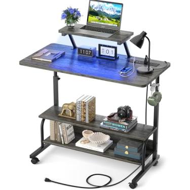 Imagem de Mesa de pé ajustável em altura com tomadas elétricas e luzes LED – Mesa de pé manual de 81 cm com suporte para monitor e prateleiras de armazenamento, pequena mesa móvel para computador portátil,