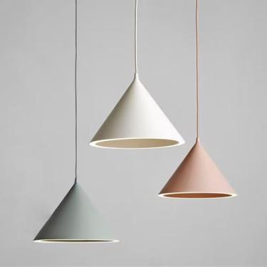 Imagem de KSSTEVNBD Luminária pendente de LED nórdica moderna de 3 luzes, cor macaron, luminária suspensa de meados do século com sombra cônica de ferro geada, 3 * lustres ajustáveis de 18 W, 3000 K/cinza +
