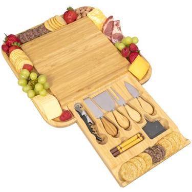 Imagem de Conjunto de tábua de queijo e faca de bambu – Tábua de charcutaria grande com gaveta deslizante e acessórios para servir, prato de aperitivo perfeito para entretenimento – Presente ideal de casamento