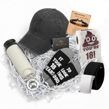 Imagem de RNFENQS Conjunto de presentes de feliz aniversário de 18 anos para meninos de 18 anos, ideias de presente de aniversário com copo, cinto de golfe, meias engraçadas, chapéu, papel higiênico, pulseira