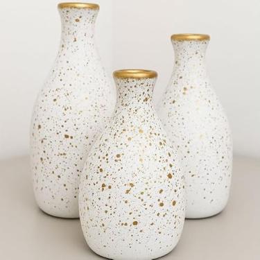 Imagem de Kit Trio 3 Vasos Decorativos Cerâmica Enfeite Decoração Elegante Casa Rack Conjunto Decorado Loja Estante Sala Cozinha(TRIO BRANCO RESPINGOS DOURADO)
