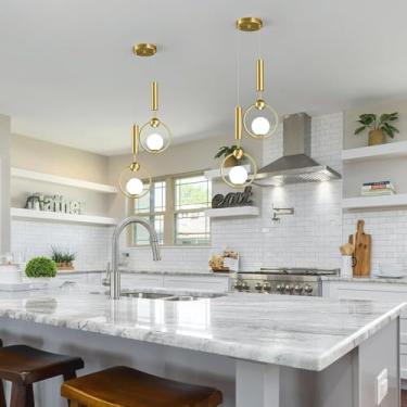 Imagem de Luminária pendente de metal para sala de jantar, lustre moderno com globo dourado, estilo nórdico, luminária de teto suspensa com cúpula de vidro branco para quarto, corredor e escada.