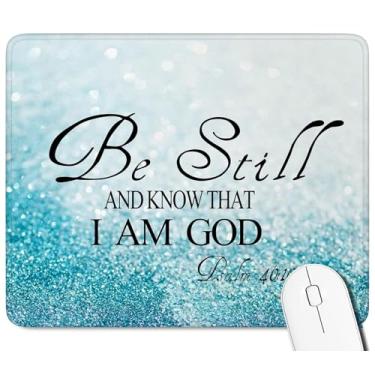 Imagem de Tapete de rato cristão com borda costurada - Be Still and Know That I Am God Psalm 46:11 - Acessório de mesa religioso inspirador - Base de borracha antiderrapante - Design roxo