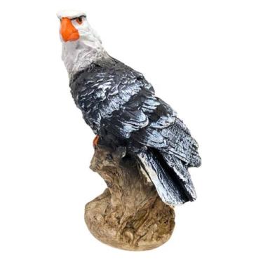 Imagem de Gavião no Tronco Pequeno em Resina 22cm Decorativo Águia Asa Fechada -