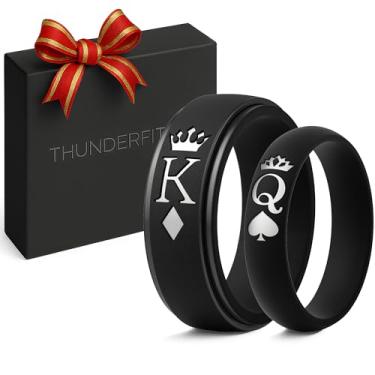 Imagem de ThunderFit Anéis de silicone para ele e ela, alianças de casamento para casais com coroa e gravação de rei/rainha, pacote com 2 alianças de noivado de borracha para casais, 3.5-4 (W) | 13.5-14 (M