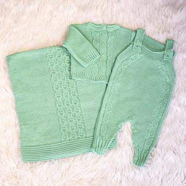 Imagem de Kit Saída Maternidade 3 Peças com Jardineira, Casaco e Manta Tricot Unissex Off White, 100% Poliéster Hipoalergênico, Manta 75x75cm, Recém-nascido (Verde, RN)