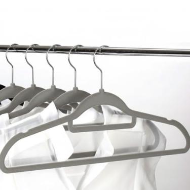 Imagem de Kit 5 Cabides de Veludo Antiderrapante Slim - Cabide Aveludado para Roupas, Vestidos, Casacos e Ternos - Cabides Organizadores Resistentes para Closet e Guarda-Roupa - UpShop (Cinza)