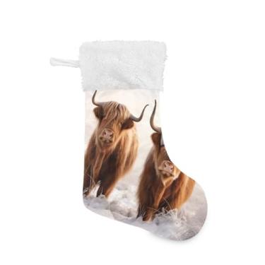 Imagem de ATTX Meias de Natal de vaca Highland, suportes de presente brancos de pelúcia para decorações de festas de fim de ano (43 cm, pacote com 2) #543