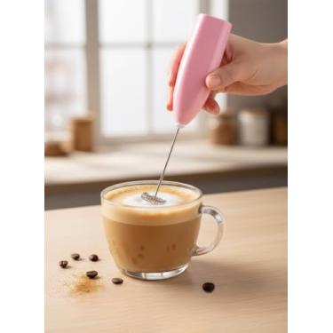 Imagem de Mini Mixer Elétrico Misturador e Batedor de Bebidas, Portátil com Haste em Inox, Ideal para Fazer Espuma de Leite, Cappuccino, Café, Shakes e Drinks, Acessório Essencial de Cozinha. (rosa)