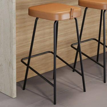 Imagem de Banqueta Média Para Cozinha Vik Estofada Couríssimo Whisky - Abmaza