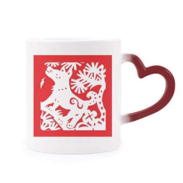 Imagem de Caneca cortada em papel para cachorro animal do zodíaco chinês, caneca sensível ao calor com coração vermelho