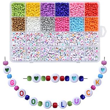 Imagem de FEILIBAY 2770 peças, 4 x 7 mm, acrílico redondo branco com contas coloridas do alfabeto, contas com padrão de coração, contas de sementes de pônei para fazer joias, colares, pulseiras, chaveiros (contas brancas, letras coloridas) 027