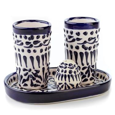 Imagem de MEXTEQUIL Talavera Copos de shot de tequila com bandeja e saleiro (conjunto de 2) - Conjunto de presente mexicano autêntico pintado à mão (renda azul)