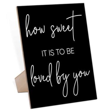 Imagem de How Sweet It Is To Be Loved By You, placa de bar de sobremesa para recepção de casamento, placa de madeira minimalista com suporte, placa de mesa de sobremesa, centros de mesa de chá de panela,