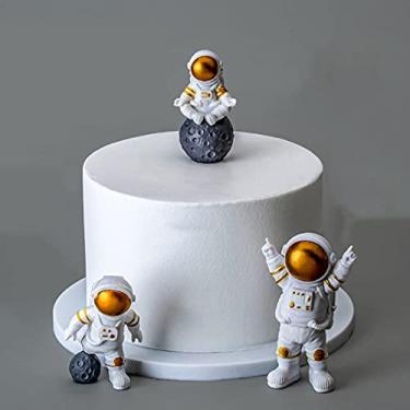 Imagem de LUOZZY 3 peças estatuetas de astronauta topo de bolo espaço sideral decoração de bolo astronauta modelo exibição miniatura conjunto de brinquedos de astronauta (dourado)