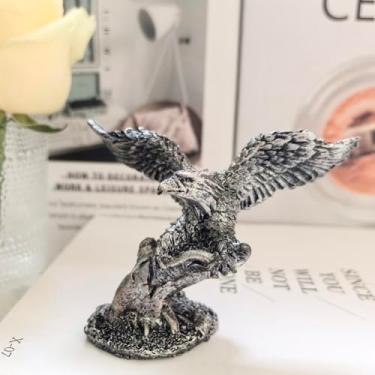 Imagem de MOOCOCO Mini estátua de águia, estatueta decorativa de resina de águia de pássaro selvagem voando, presentes de escoteiro, escultura de pássaro águia americana para decoração de mesa masculina de