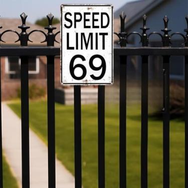 Imagem de Presentes masculinos retro placa de lata limite de velocidade 69 sinal para homens quarto homem caverna garagem carros quarto tema quarto estilo vintage decoração de parede 8 x 12 polegadas (3141)