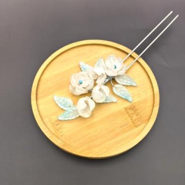 Imagem de 1 grampo de cabelo de camélia vermelha Cayyoomm - Bastão de cabelo floral Hanfu chinês requintado com 3 flores realistas, acessório de cabelo vintage elegante para mulheres (rosa branca)