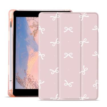 Imagem de AdorableWhimsy Capa de fita de laço rosa para iPad Air de 13 polegadas M3/M2 (2025/2024) com suporte para lápis, suporte de três dobras, couro rosa, estética feminina, hibernar/despertar automática
