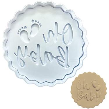 Imagem de Conjunto de cortador de biscoito e carimbo Debosser Oh Baby com design de pés de bebê - Carimbo de biscoito de plástico premium de grau alimentício de 8,5 cm para assar chá de bebê, fondant