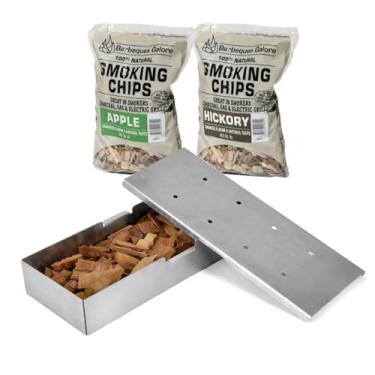 Imagem de PlugNGrill Caixa de defumador de aço inoxidável com lascas de madeira de nogueira e maçã 900 g cada (2 sacos)