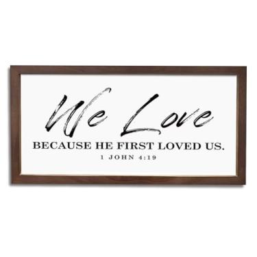 Imagem de Sinais de decoração cristã, placa emoldurada de madeira de fazenda 38 × 19 × 14,8 cm, decoração de parede para casa, decoração de quarto familiar, versículo bíblico escritura 1 João 4:19 placa - We