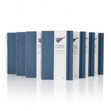 Imagem de Caderno Espiral, Capa Azul em Papel 100% Reciclado com Elástico, 21x15cm, 70 Folhas Pautadas na Cor Bege, Com Suporte para Caneta (10, Lavanda)