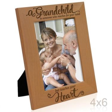 Imagem de KATE POSH Porta-retrato para avós com mensagem A Grandchild is Someone Who Reaches For Your Hand But Touches Your Heart, 10 x 15 x 7 cm, presente sentimental para avó e avô, dia dos avós (10 x 15