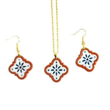 Imagem de Conjunto de Colar e Brincos Flor do Pátio Antigo em Cerâmica Plástica | Pintados à Mão | Azul e Branco | Leves | Inspiração Azulejos Portugueses | Joia Artesanal Feminina