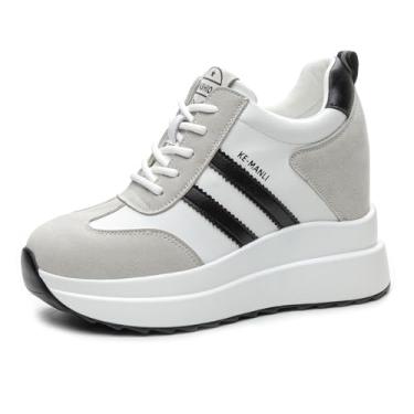 Imagem de AONEGOLD Tênis plataforma com salto alto oculto, tênis de cunha, cabedal de couro, cadarços modernos, aumento de 10 cm, Branco, cinza, 3.5