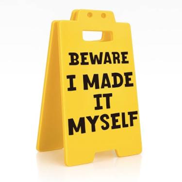 Imagem de Placa de mesa divertida para artesãos, padeiros - decoração "Beware I Made It Myself", acessório de cozinha e sala de artesanato, material de meia de Natal exclusivo, presente de aniversário para