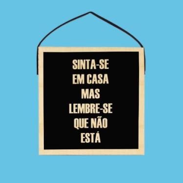 Imagem de Quadro Decorativo Frase Irônica Sinta-se em Casa, Preto, Madeira, 19x19x2cm, Impressão UV, com Alça de Couro Sintético, Moderno