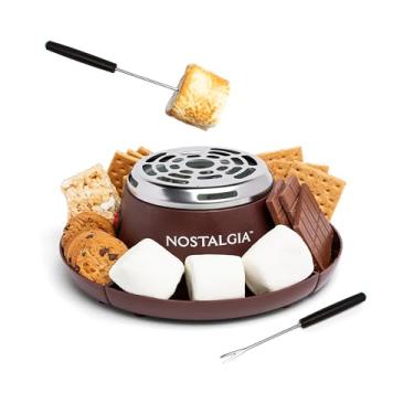 Imagem de Nostalgia Máquina elétrica de aço inoxidável MyMini para ambientes internos com 4 bandejas de compartimento para biscoitos Graham, chocolate, marshmallows e 2 garfos para assar, sem chama