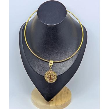 Imagem de Colar Choker feminino elo aro rígido Liso com Pingente Medalha São bento Gargantilha religiosa folheado ouro dourado