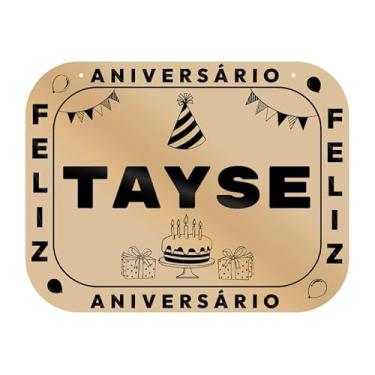 Imagem de Placa Feliz Aniversário Tayse em MDF, 19x14 cm, com 2 Furos para Pendurar