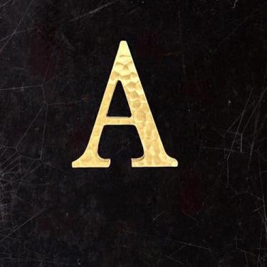 Imagem de BWRMHME Letras e números autoadesivos de latão sólido com textura de estria maleolar – Alfabeto de metal de 4,5 cm de ouro antigo para porta, parede, placa de sinalização de caixa de correio, rua e