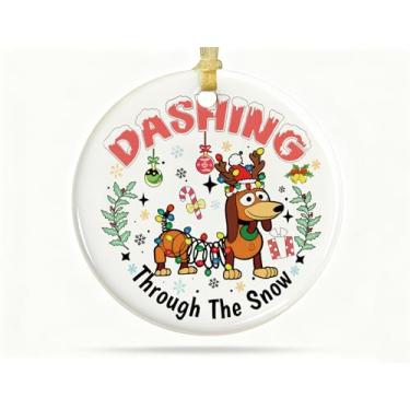 Imagem de HONLUNG Enfeites de dachshund para árvore de Natal, Dachshund atravessando a neve redondo ornamento de cerâmica decoração de presentes, presentes de cachorro Weiner para amantes de cães, enfeites de