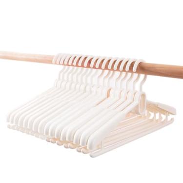 Imagem de Cabides de plástico liso branco extensível, pacote com 16: comprimento ajustável, formato de ombro sem deslizamento, gancho giratório de 360°, resistente, design alargado e sem traços, economia de
