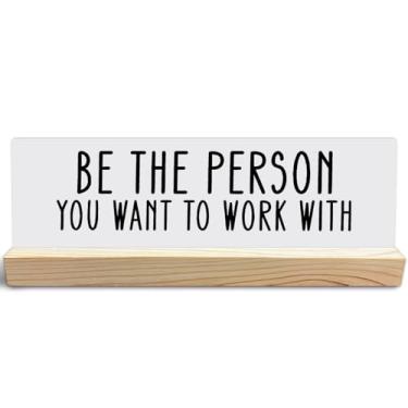 Imagem de grapehiker Placas inspiradoras para escritório - Seja a pessoa que você deseja trabalhar com placa de mesa de madeira, decoração de escritório inspiradora, decoração de mesa motivacional, decorações