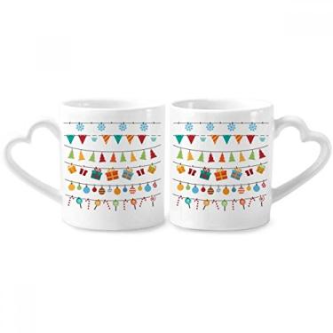Imagem de Conjunto de canecas de porcelana de casal com ilustração de bandeira colorida de feliz Natal com alça de coração