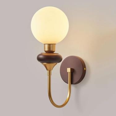 Imagem de Luminária de parede de madeira vintage Globe, luminária de parede de vidro branco leitoso, luminária de parede de metal com acabamento em latão antigo, luminária de decoração moderna nórdica