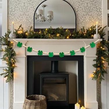 Imagem de HUXFANG Decorações do Dia de São Patrício - guirlanda de contas de madeira de trevos de feltro verde para decoração do dia de São Patrício, faixa de guirlanda de trevo para casa de casa, suprimentos