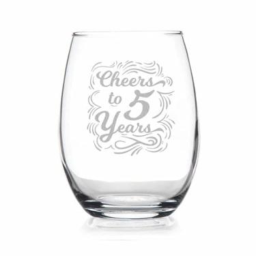 Imagem de JohnPartners993 Taça de vinho Cheers To 5 Years - frases gravadas - presente para celebrar casamento - negócios - ou aniversário de trabalho - presente para ele, seu casal