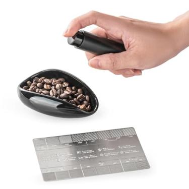 Imagem de KitchenTour Ultimate Coffee Kit - Copo dosador de grãos de café de cerâmica + pulverizador antiestático + régua de tamanho de moagem - Conjunto profissional 3 em 1: meça, pulverizar, validar