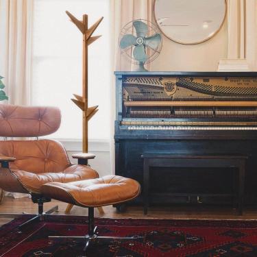 Imagem de Mancebo Chão Reticulado Madeira Com Arara De Roupas E Bolsa