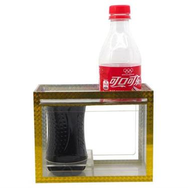 Imagem de Truque mágico: a garrafa de Coca-Cola se divide e desaparece por turno
